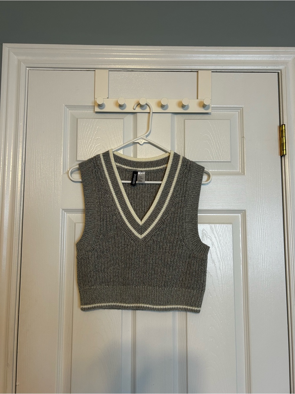 Divided Gray Knit V-Neck Cropped Tank with Ivory Trim